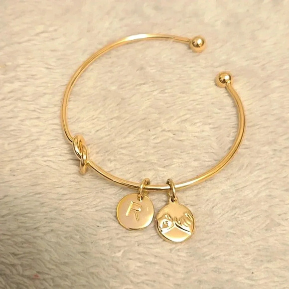 #359 Gold tone bracelet with letter R - Picture 2 of 3